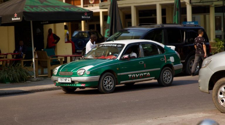 « JE SOUFFRE EN SILENCE » : L&rsquo;APPEL À L&rsquo;AIDE D&rsquo;UN TAXIMAN CONGOLAIS